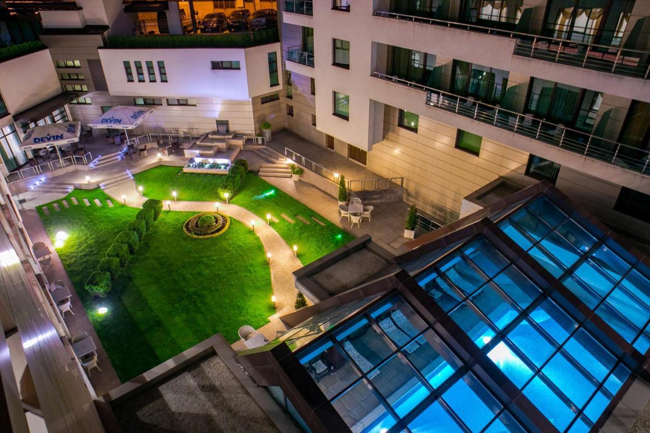 Spa Hotel Persenk Devin Esterno foto The courtyard of the hotel