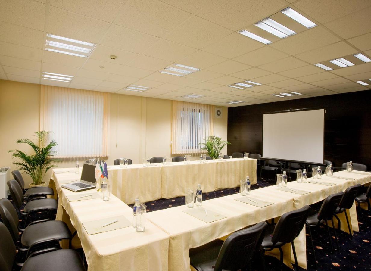 Spa Hotel Persenk Devin Esterno foto A meeting room