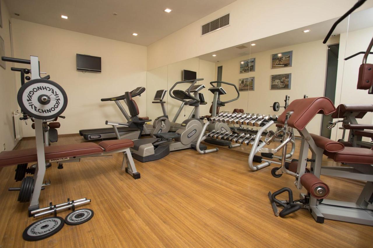 Spa Hotel Persenk Devin Esterno foto A gym