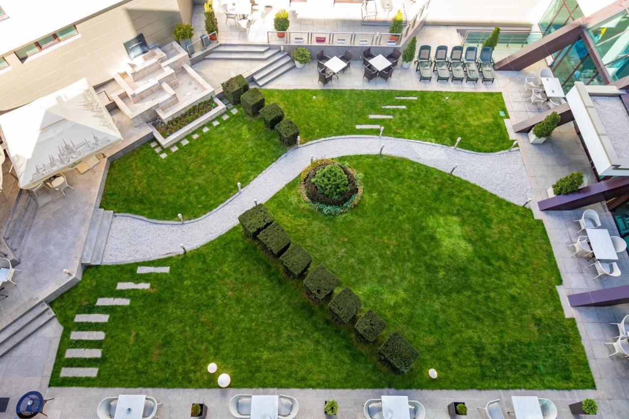 Spa Hotel Persenk Devin Esterno foto The courtyard of the hotel