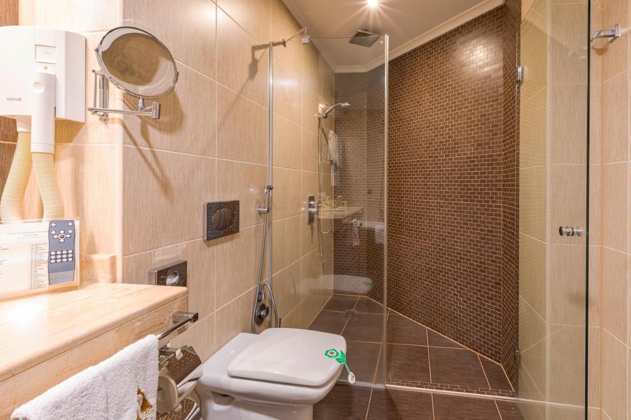 Spa Hotel Persenk Devin Esterno foto A shower cubicle