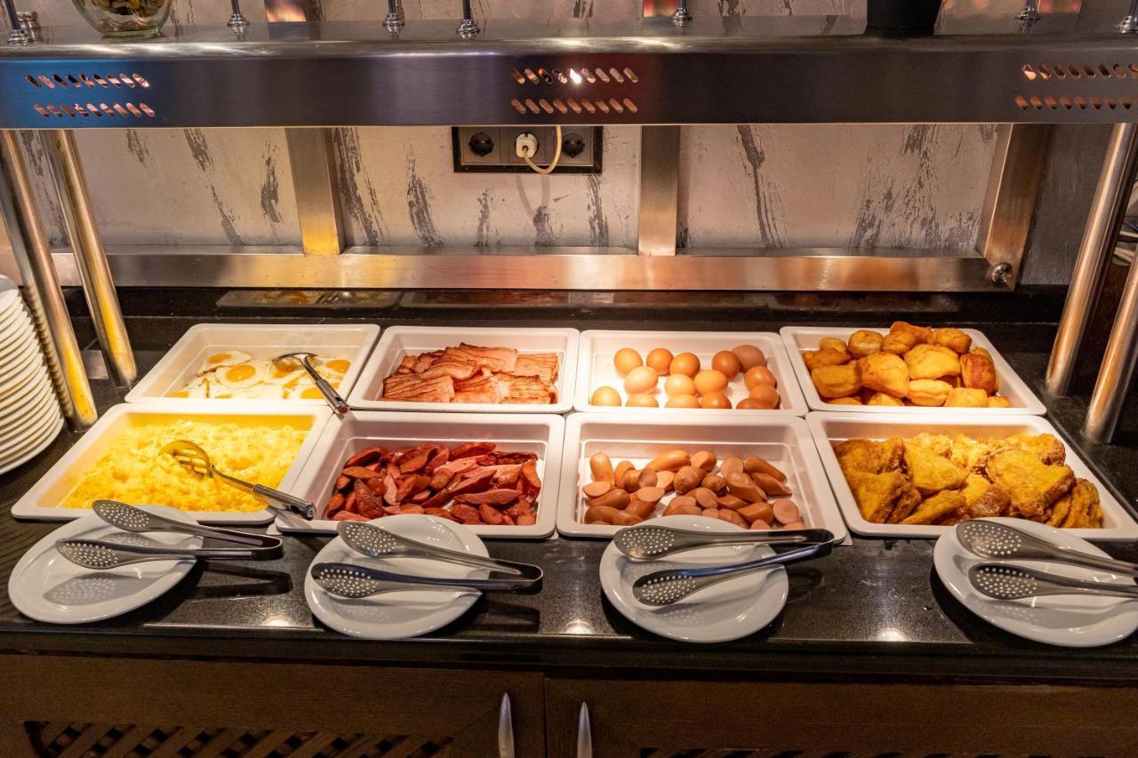 Spa Hotel Persenk Devin Esterno foto A bain-marie with food