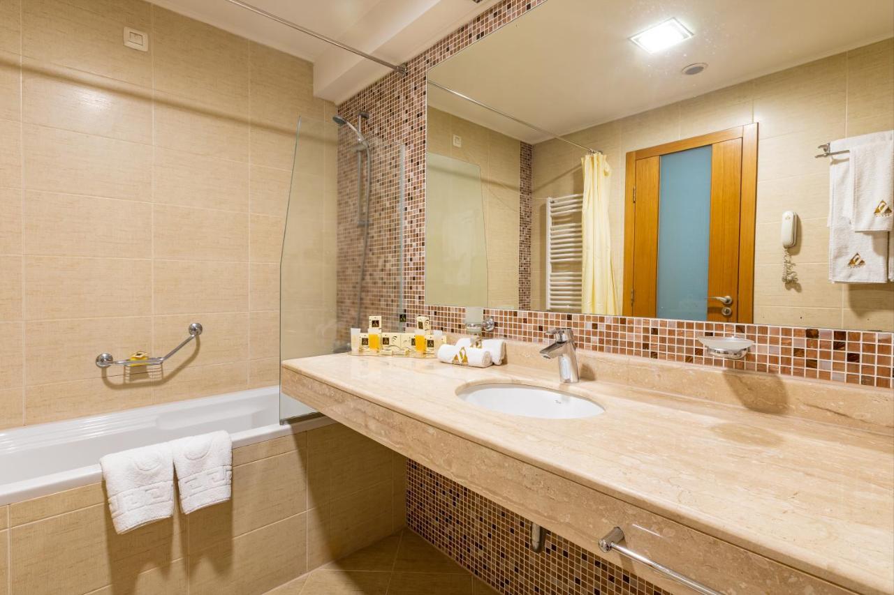 Spa Hotel Persenk Devin Esterno foto Bathroom