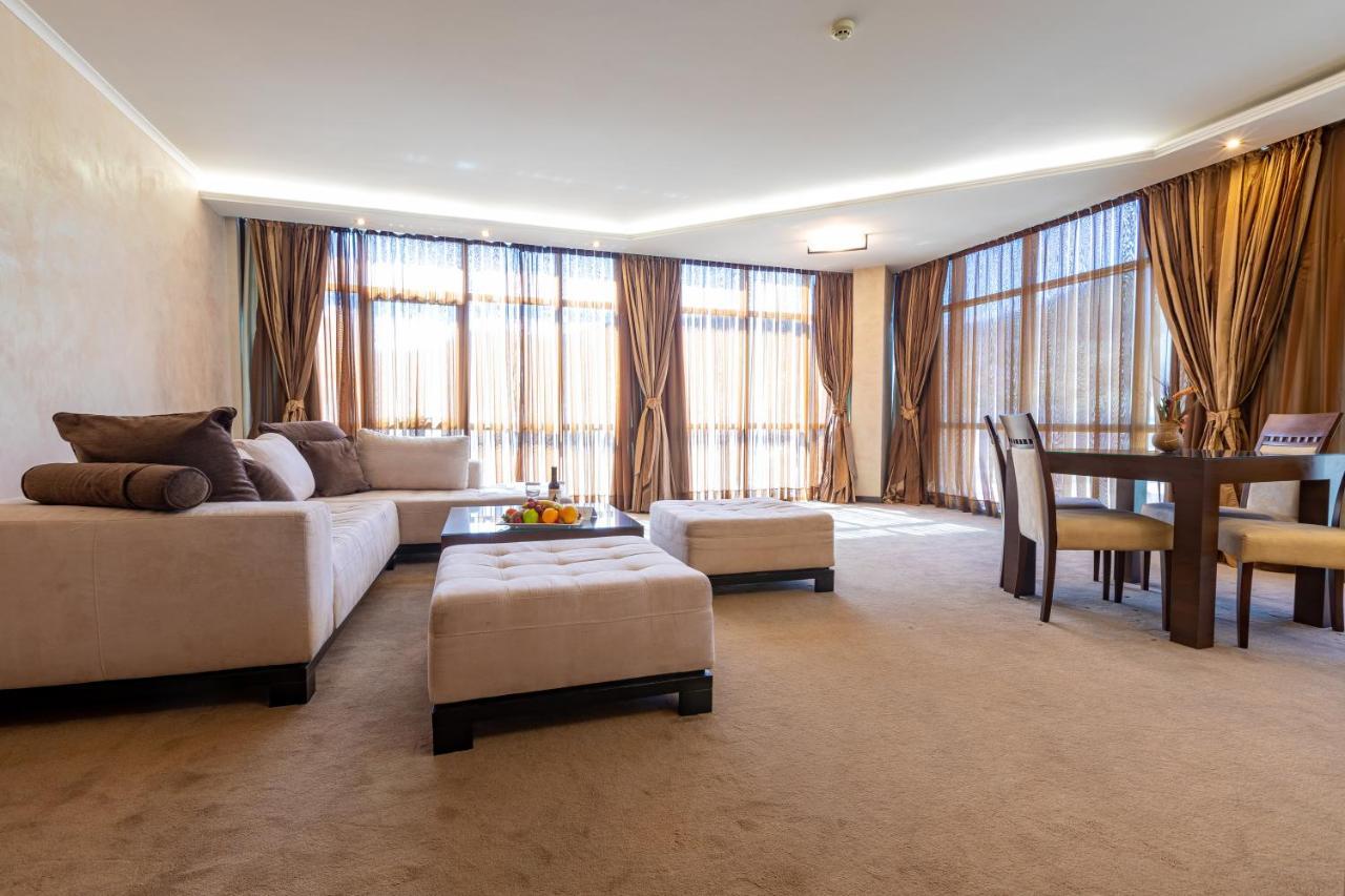 Spa Hotel Persenk Devin Esterno foto A living room with carpet flooring