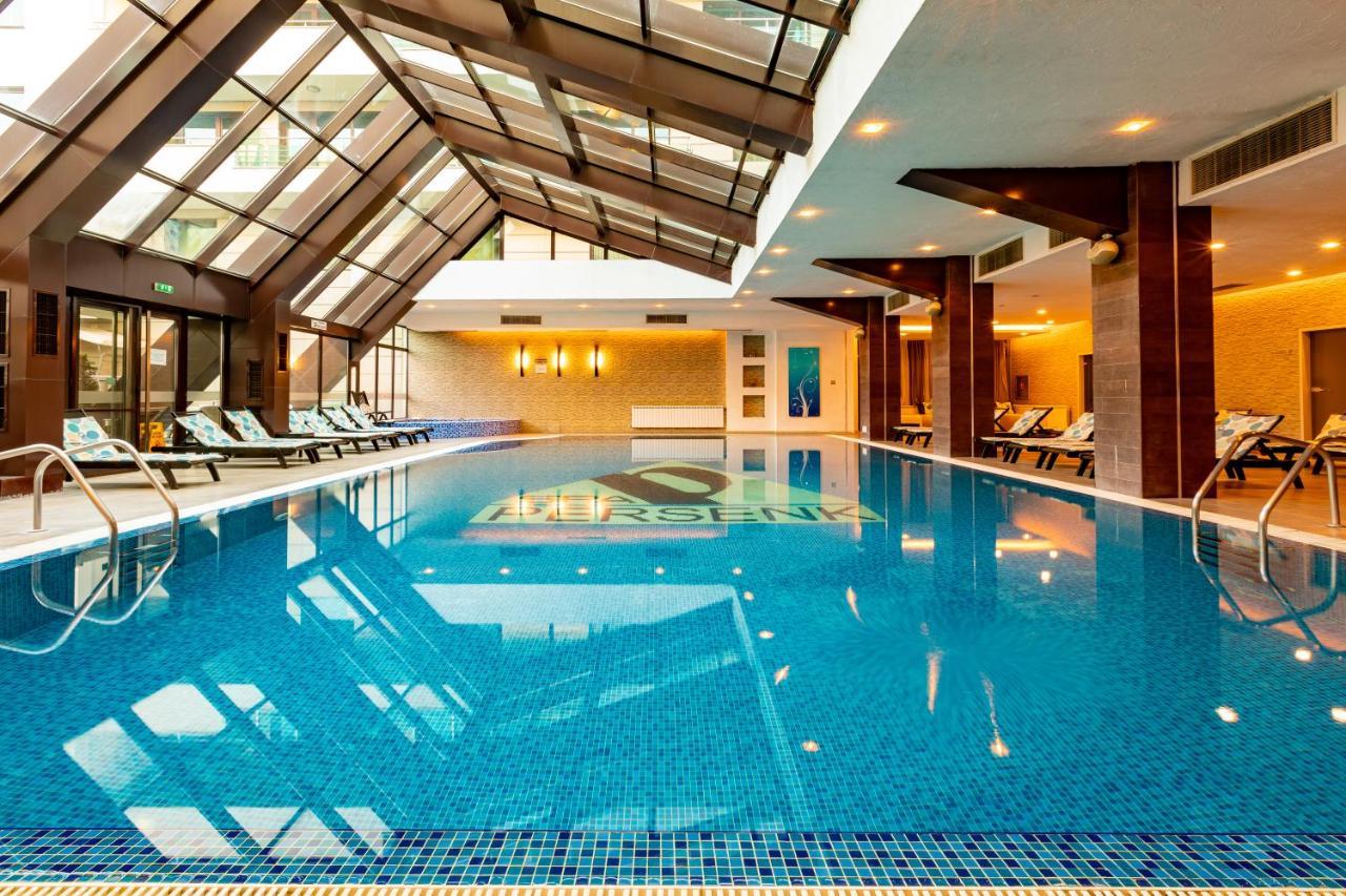 Spa Hotel Persenk Devin Esterno foto The swimming pool at the hotel