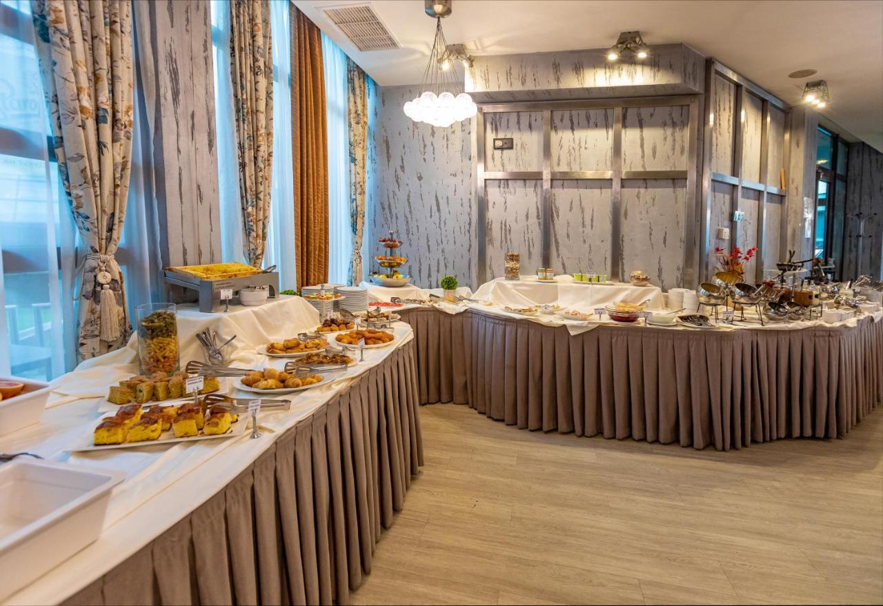 Spa Hotel Persenk Devin Esterno foto A buffet at a hotel