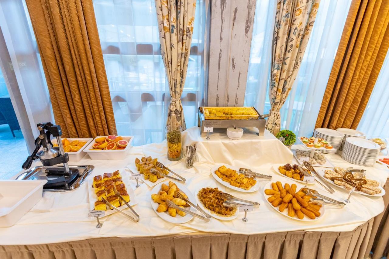 Spa Hotel Persenk Devin Esterno foto A buffet table with a selection of Indian snacks
