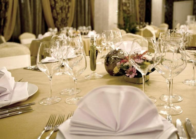 Spa Hotel Persenk Devin Esterno foto A table set for a formal dinner