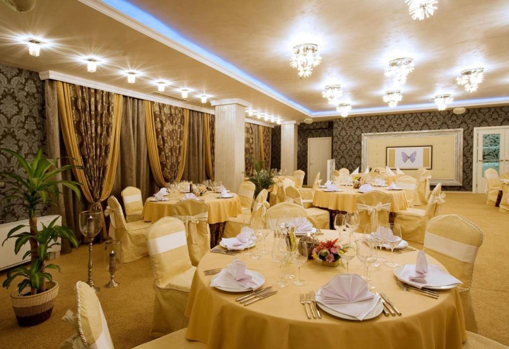 Spa Hotel Persenk Devin Esterno foto A banquet hall