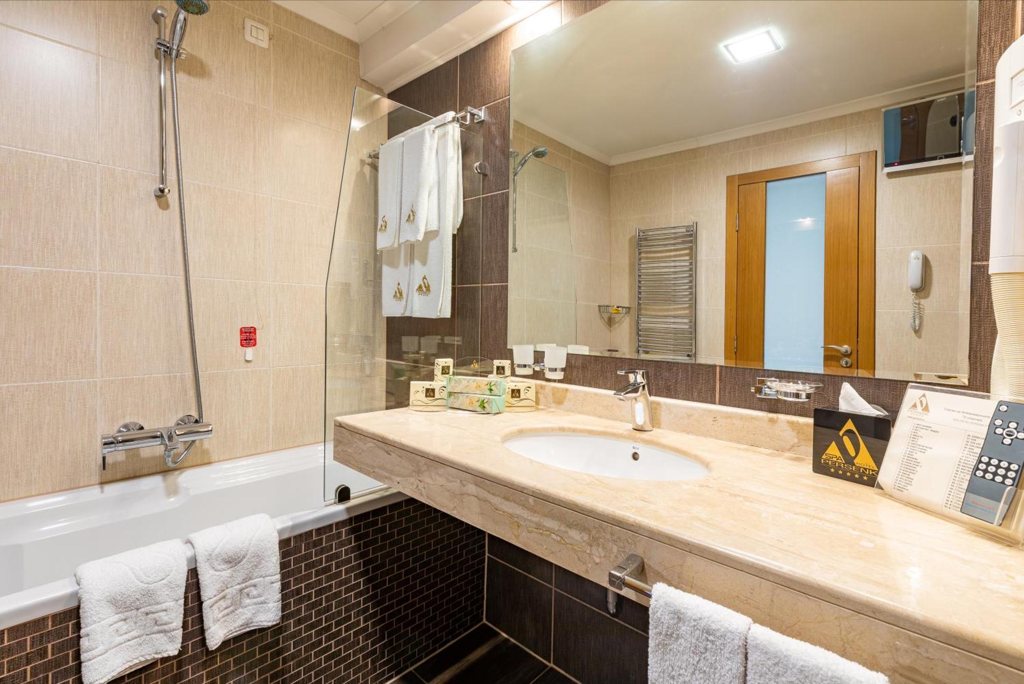 Spa Hotel Persenk Devin Esterno foto Bathroom