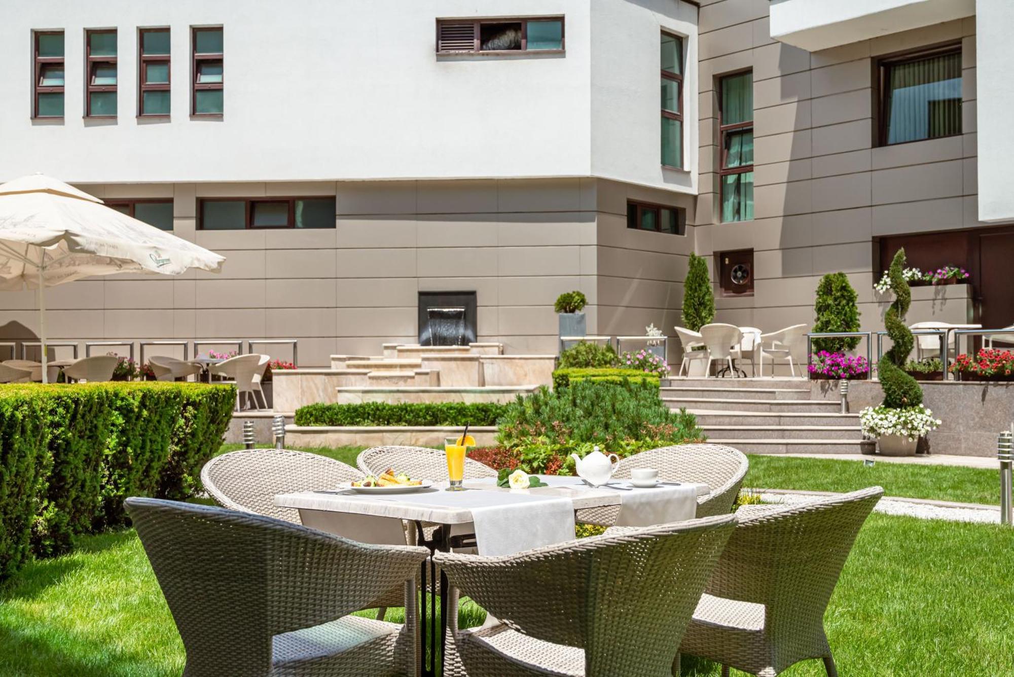 Spa Hotel Persenk Devin Esterno foto The hotel's garden