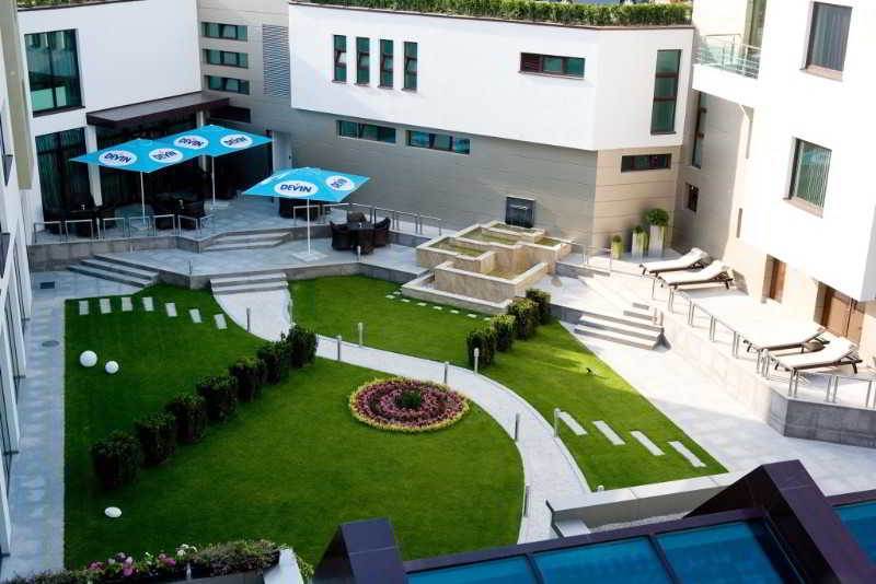 Spa Hotel Persenk Devin Esterno foto The hotel's courtyard